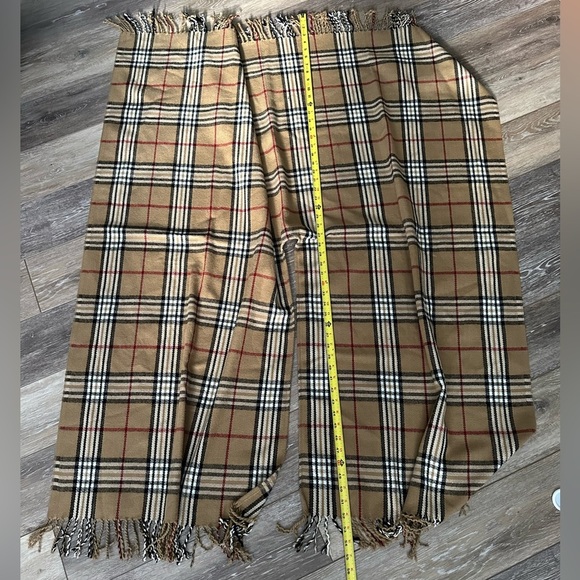 🛍️V. Fraas  Classic looking 100% Acrylic poncho gorgeous. - Picture 2 of 7